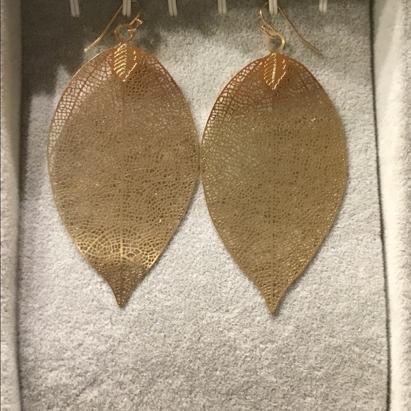 LAST ONE  CL🛑 Gold Leaf Earrings - Picture 4 of 5